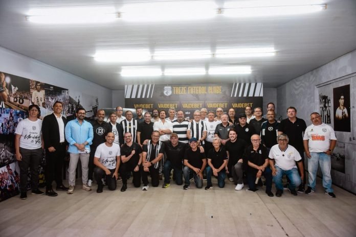 Treze conselheiros e diretores